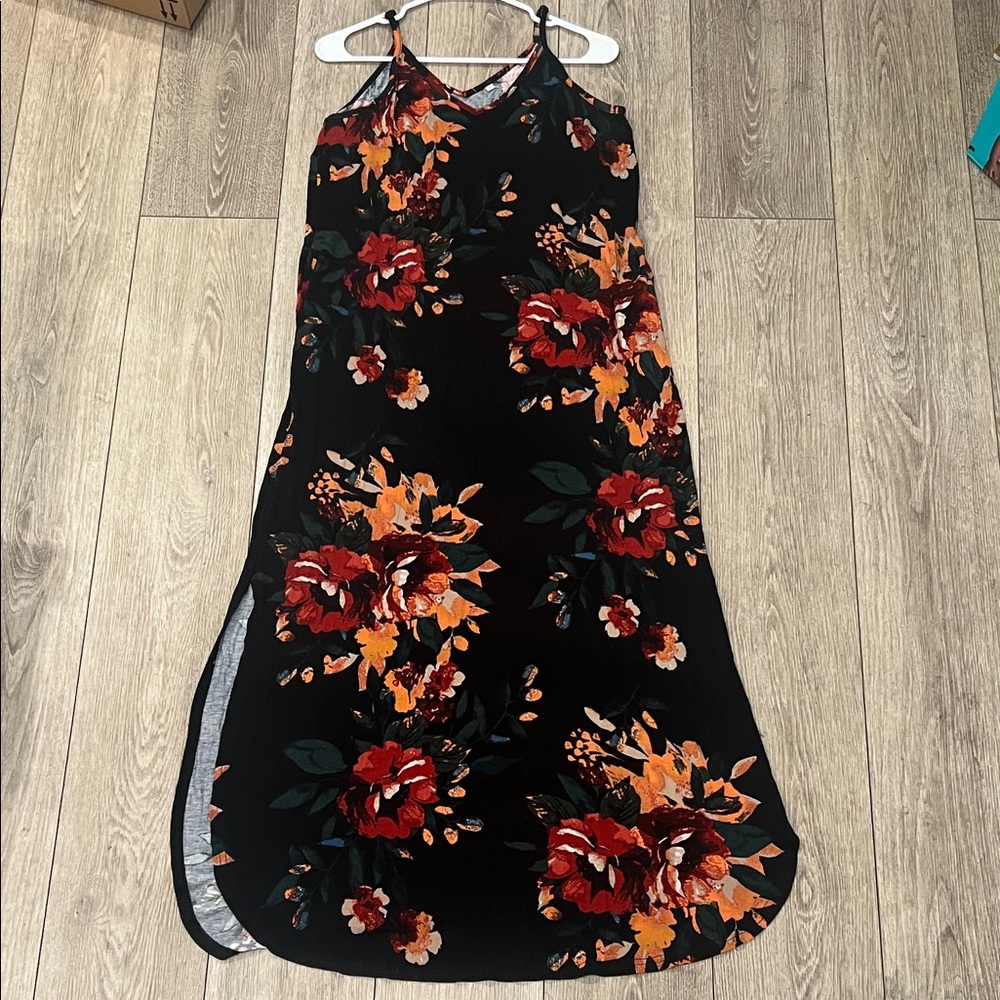 Elegant LARGE Flowy Floral Maxi Dress in Black and Red - Picture 2 of 9